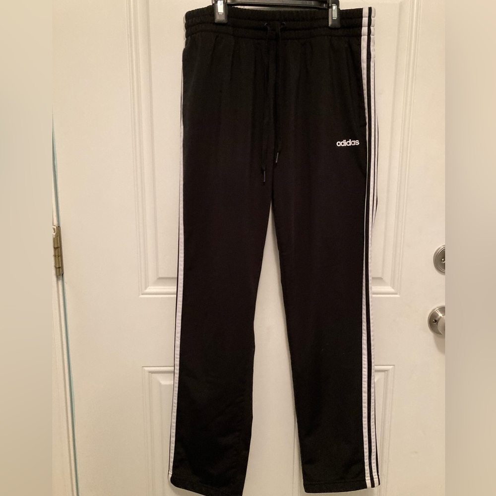 🎉3 for $15 on items $10 or less    
adidas track pants EUC